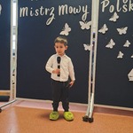 Mistrz Mowy Polskiej - konkurs, chłopiec recytuje wiersz