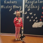 Mistrz Mowy Polskiej - konkurs, dziewczynka recytuje wiersz