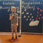 Mistrz Mowy Polskiej - konkurs, dziewczynka recytuje wiersz