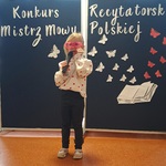 Mistrz Mowy Polskiej - konkurs, dziewczynka recytuje wiersz