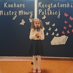 Mistrz Mowy Polskiej - konkurs, dziewczynka recytuje wiersz