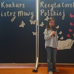 Mistrz Mowy Polskiej - konkurs, dziewczynka recytuje wiersz