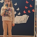 Mistrz Mowy Polskiej - konkurs, dziewczynka recytuje wiersz