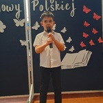 Mistrz Mowy Polskiej - konkurs, chłopiec recytuje wiersz