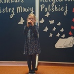Mistrz Mowy Polskiej - konkurs, dziewczynka recytuje wiersz