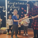 Mistrz Mowy Polskiej - konkurs, dziecko odbiera dyplom