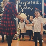 Mistrz Mowy Polskiej - konkurs, dziecko odbiera dyplom