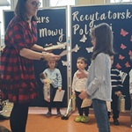 Mistrz Mowy Polskiej - konkurs, dziecko odbiera dyplom