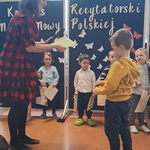 Mistrz Mowy Polskiej - konkurs, dziecko odbiera dyplom