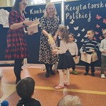 Mistrz Mowy Polskiej - konkurs, dziecko odbiera dyplom
