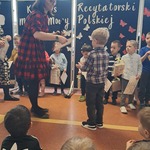 Mistrz Mowy Polskiej - konkurs, dziecko odbiera dyplom