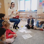 Wizyta p. Doktor w grupie Pszczółki - dzieci poznają akcesoria potrzebne  w pracy lekarza
