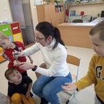 Wizyta p. Doktor w grupie Pszczółki - dzieci poznają prawidłowy sposób mycia rąk