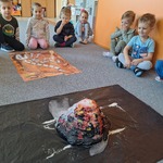 W świecie dinozaurów- eksperyment imitujący erupcje wulkanu w grupie Tygryski