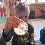 W świecie dinozaurów- chłopiec w zabawie podświetla ukryty obrazek