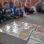 W świecie dinozaurów- dzieci na dywanie podczas zajęć