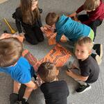 W świecie dinozaurów- dzieci układają obrazek dinozaura
