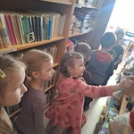 Tydzień Kariery- grupa Tygryski poznaje zawód bibliotekarza
