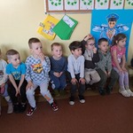 Dzień Matematyki - dzieci na ławce przed matematyczną rozgrzewką
