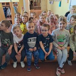Dzień Matematyki- dzieci na ławkach przed matematyczną rozgrzewką