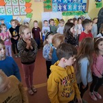Dzień Matematyki - dzieci podczas matematycznej rozgrzewki