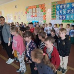 Dzień Matematyki - dzieci podczas matematycznej rozgrzewki