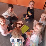 Dzień Matematyki - dzieci układają trójkąt z szyszek