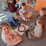 Dzień Matematyki- dzieci układają koło z kasztanów