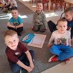 Dzień Matematyki - dzieci układają prostokąt z patyczków