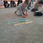 Dzień Matematyki- chłopiec układa cegiełki zgodnie z kolorem