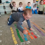 Dzień Matematyki- chłopiec przelicza elementy
