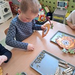Dzień Matematyki- dzieci podczas zabawy z wykorzystaniem spinaczy