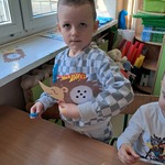 Dzień Matematyki - chłopiec  zabawie ze spinaczami