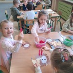 Dzień Matematyki- dzieci wykonują zadania przy stolikach