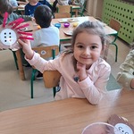 Dzień Matematyki- dziewczynka podczas zabawy z wykorzystaniem spinaczy