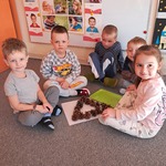 Dzień Matematyki - dzieci układają trójkąt z szyszek