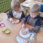 Dzień Matematyki- dzieci podczas zabawy z wykorzystaniem fasolek