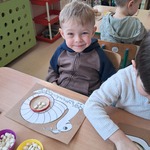 Dzień Matematyki - chłopiec podczas zabawy z wykorzystaniem fasolek