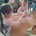 Dzień Matematyki - dzieci układają kubeczki zgodnie z kodem