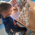 Dzień Matematyki- chłopiec z wieżą z kubeczków
