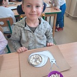 Dzień Matematyki- chłopiec podczas zabawy z wykorzystaniem fasolek