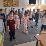 Dzień Matematyki- dzieci podczas matematycznej gimnastyki
