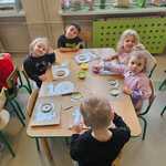 Dzień Matematyki - dzieci podczas zabawy matematycznej z fasolkami