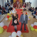 Pokaz mody Damy i Dżentelmeni- dzieci na wybiegu