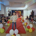 Pokaz mody Damy i Dżentelmeni- dziecko na wybiegu