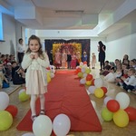 Pokaz mody Damy i Dżentelmeni- dziecko na wybiegu