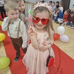 Pokaz mody Damy i Dżentelmeni- dziecko z drobnym upominkiem za udział w pokazie