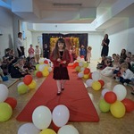Pokaz mody Damy i Dżentelmeni- dziecko na wybiegu