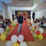 Pokaz mody Damy i Dżentelmeni- dziecko na wybiegu