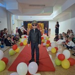 Pokaz mody Damy i Dżentelmeni- dziecko na wybiegu
